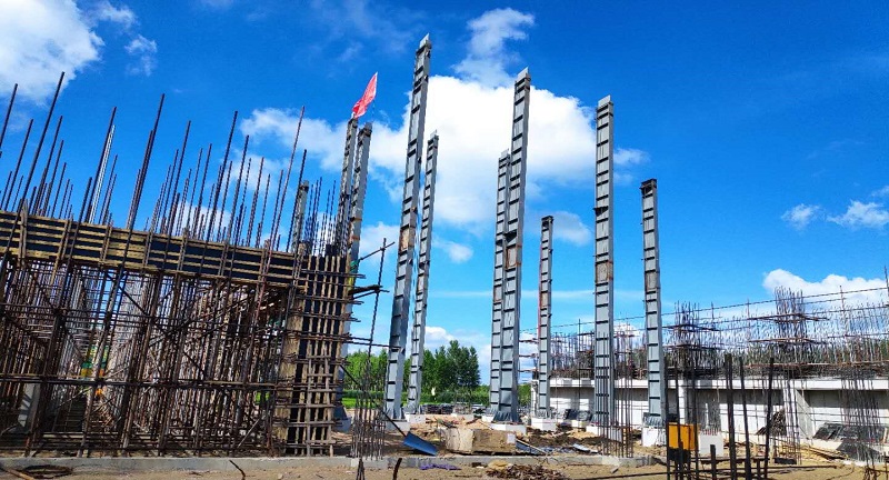 【通河龙能】战役情 抢进度 通河县生活垃圾焚烧热电联产改扩建项目锅炉钢架 吊装如期进行 (3).jpg