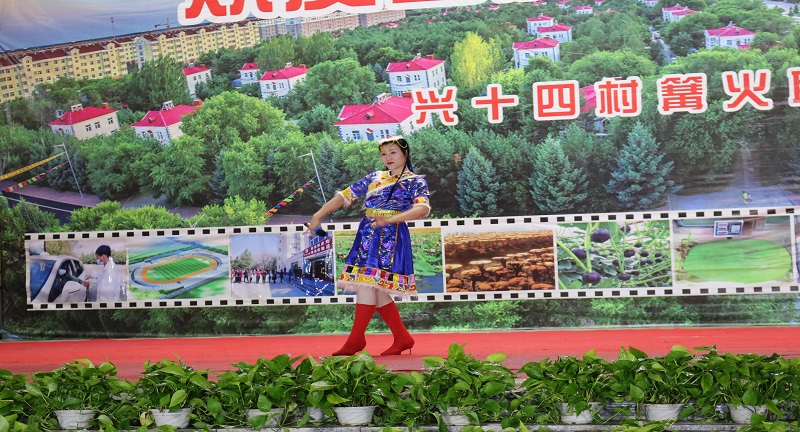 村企共建  携手共创  喜迎国庆  情暖中秋------富华锦河应邀参加国庆中秋篝火晚会 (3).JPG